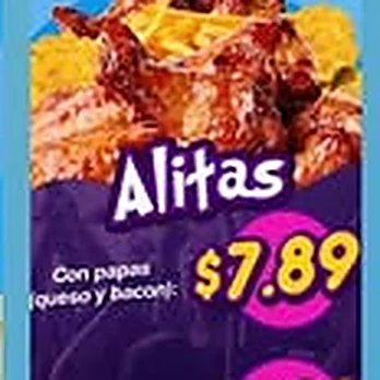 Alitas de pollo glaseadas servidas con papas.