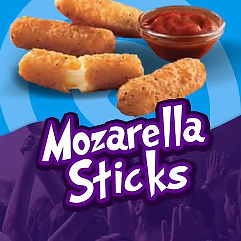 Palitos de mozzarella empanados con salsa marinara para mojar.