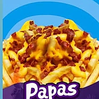 Papas fritas cubiertas con queso cheddar derretido y trozos de bacon.